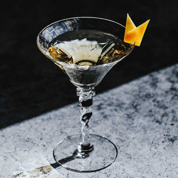 Vodka Martini vs Gin Martini: Contrasting Cocktail Variations